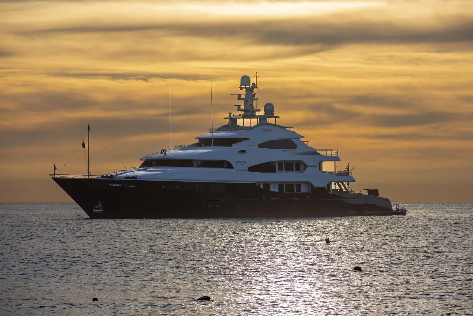 Superyacht in navigazione al tramonto