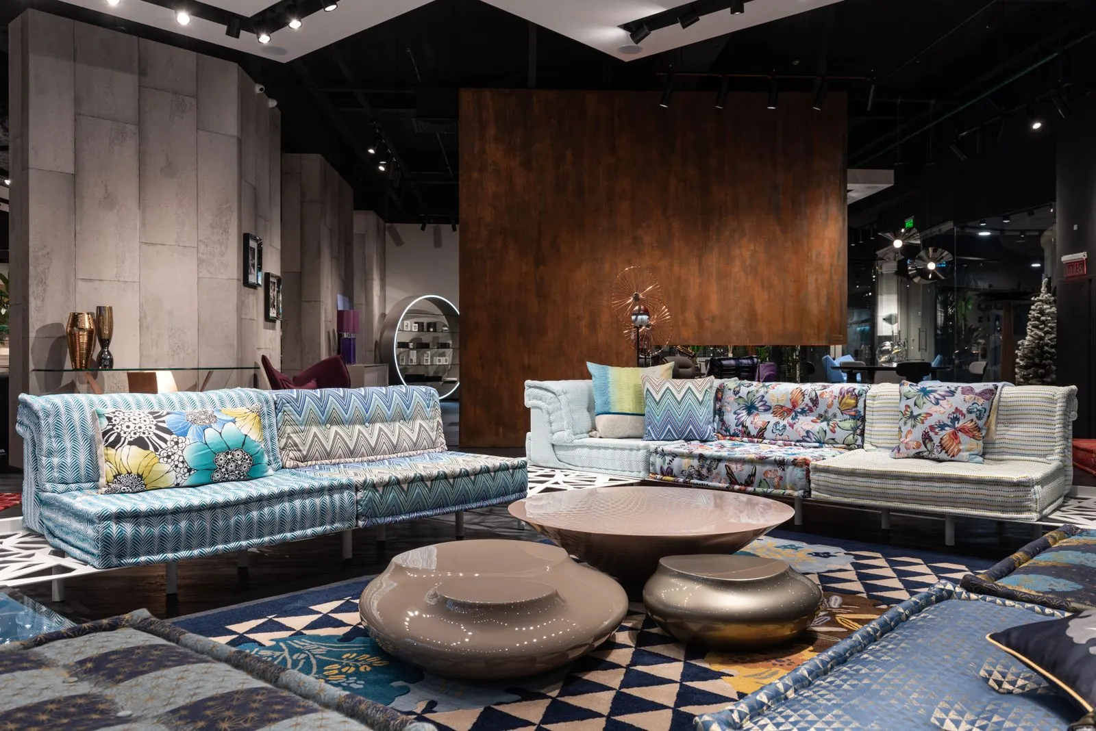 Showroom di arredamento con divani imbottiti e tavolini